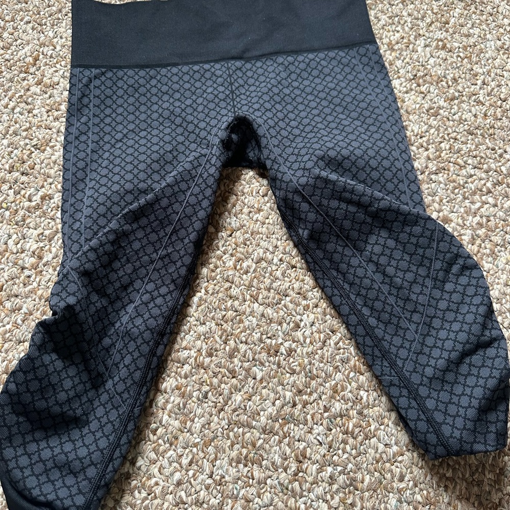 Lululemon in the flow crop